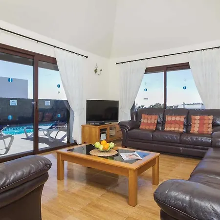 Playa Blanca Sleeps 8 Air Con Wifi Villa